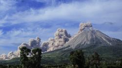 Gunung Sinabung Erupsi Semburkan Abu Vulkanik Setinggi 700 Meter
