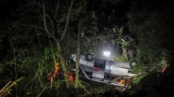 Penampakan Bus Pariwisata Masuk Jurang di Tanjakan Cae Sumedang