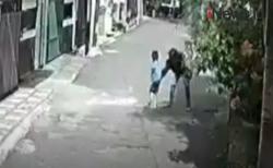 Video Perampasan Ponsel Bocah Terekam CCTV di Duren Sawit Jaktim