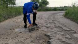Gowes di Desa Mengare, Bupati Gresik Kesal Lihat Banyak Jalan Rusak Belum Diperbaiki