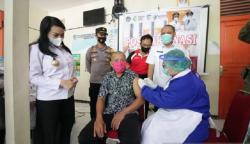 Bupati Landak Karolin Turun Langsung Pantau Vaksinasi Covid-19 di Puskesmas