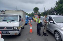 Libur Isra Mikraj, 280 Kendaraan Menuju Puncak Bogor Diminta Putar Balik