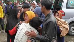Jasad Korban Bus Maut Disambut Histeris Keluarga di Cisalak Subang <