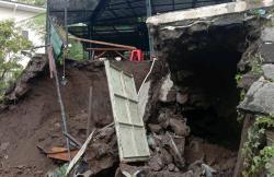 Tanggul Tambakbayan Sleman Longsor, Ancam Bangunan Warung