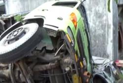 Video Truk Gandeng Tabrak Rumah Warga di Jombang