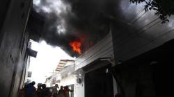 Gudang Penyimpanan Barang Pecah Belah di Surabaya Ludes Terbakar