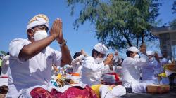 Upacara Melasti di Pantai Marina Semarang Berlangsung Khidmat