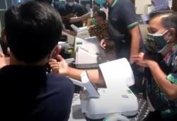 Video Ratusan Pegawai Maskapai dan Petugas Bandara Husein Bandung Disuntik Vaksin Covid-19<