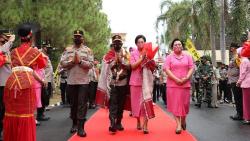 Tiba di Mapolda Sumut, Irjen Pol Panca Putra Simanjuntak Disambut Tarian Adat