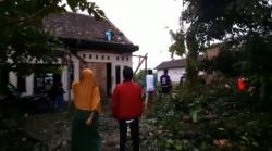 Diterjang Puting Beliung Disertai Hujan Deras, Puluhan Rumah di Tasikmalaya Rusak