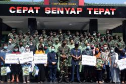 Mengharukan, Pemberian Santunan Keluarga Prajurit Banteng Raider yang Gugur di Papua 