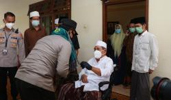 Silaturahmi ke Kiai Djazuli Ploso, Kapolda Jatim Dapat Kalung Serban 