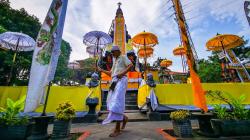 Jelang Hari Raya Nyepi, Umat Hindu Sembahyang di Pura Aditya Jaya Jakarta
