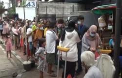 Video Warga di Senen Jakarta Pusat Abaikan Prokes saat Berebut Nasi Kotak Rp2 Ribu 