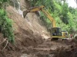 Video Jalan Trans Sulawesi Diperbaiki usai Terputus 2 Hari karena Longsor