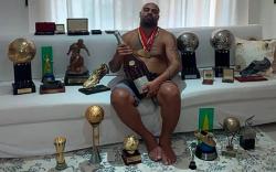 Adriano Jual Rumah Gedongan, Kini Sewa Hotel Rp200 Juta Sebulan Ditemani Trofi