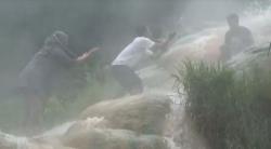 Hangatnya Air Terjun Giritirta Banjarnegara, Membuat Wisatawan Betah Berendam 