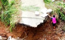 Jalan Penghubung antar Desa di Angkola Barat Ambles sepanjang 50 Meter