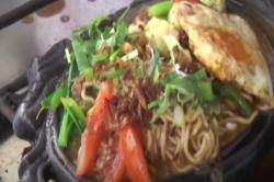 Video Sajian Mie Ayam Hot Plate dengan Toping Aneka Sayuran