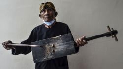 Memainkan Alat Musik Tradisional Tarangwangsa yang Hampir Punah