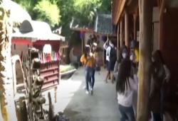 Video Wisatawan Padati Kawasan Wisata Lembang Bandung <