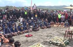 Labuhan Alit, Sejumlah Barang Pribadi Sri Sultan HB Dilarung ke Laut Jadi Rebutan Warga