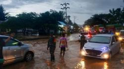 Lintas Sulawesi Gorontalo Utara-Gorontalo Macet Panjang akibat Tertutup Banjir <