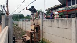 Perjuangan Keluarga di Ciledug Memanjat Tembok 2 Meter untuk Keluar Masuk Rumah