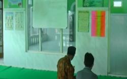 Video Pasangan Suami Istri di Temanggung Dianiaya Tetangga dalam Masjid