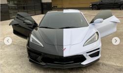 Lucu, Mobil Sport Corvette C8 Dicat 2 Warna Kiri Putih dan Kanan Hitam 