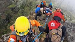 Medan Terjal, Begini Cerita Tim SAR Evakuasi Pendaki Jatuh di Gunung Lompobattang