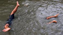 Potret Anak-Anak Surabaya Berenang di Air Sungai Keruh Tercemar Limbah