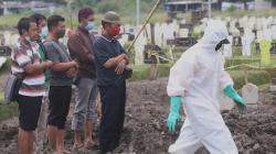Suasana Haru Pemakaman Korban Covid, Salat di Samping Makam dan Tangis Keluarga Pecah