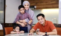 Anak Punya Alergi, Dude Herlino Sangat Teliti Siapkan MPASI   