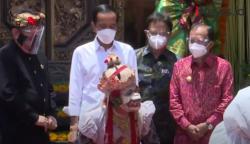 Video Presiden Jokowi Tinjau Vaksinasi Pelaku Usaha Pariwisata di Bali