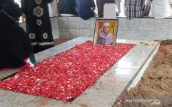 Lantunan Ayat Suci Alquran Iringi Pemakaman Anton Medan di Pesantren At Taibin Bogor<