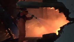 Dini Hari, Pabrik Spring Bed di Kawasan Pergudangan Makassar Hangus Terbakar