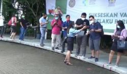 Jokowi Pantau Vaksinasi Covid-19 di Bali, Ribuan Pekerja Wisata Antusias Ikut