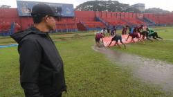 Stadion Kandang Persik Kediri Tergenang, Latihan Tunggu Air Surut