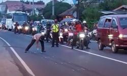 Bus Tabrak 3 Kendaraan di Pasuruan, Pemotor Tewas Terseret Puluhan Meter<