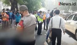 Video 2 Pria Lansia Tewas Ditabrak Motor di Duren Sawit Jaktim