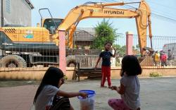 Tembok Beton Penutup Rumah di Tangerang Dirobohkan, Penghuni Sujud Syukur