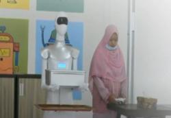 Video Santriwati di Sumbar Ciptakan Robot Pelayan Kafe