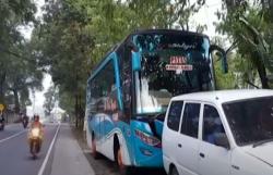 Video Bus Tabrak Tiga Kendaraan di Pasuruan, Satu Orang Tewas