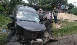 Daihatsu Xenia Ringsek Ditabrak Kereta Api di Cilegon, 3 Karyawan Bank Luka-Luka<