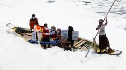 Aktivis Lingkungan Uji Kualitas Air Penuh Busa Tercemar Limbah