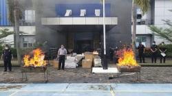 Bea Cukai Jambi Bakar Sex Toys dan Jutaan Rokok Ilegal