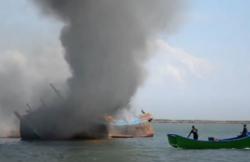 Video Dua Kapal Asing Berbendera Malaysia yang Mencuri Ikan Dimusnahkan 