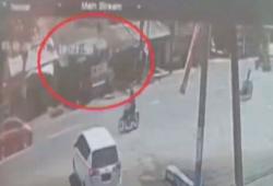 Video Truk Bermuatan Gabah Tabrak Dua Rumah di jember