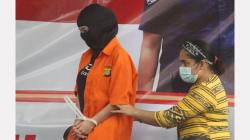 Potret Cynthiara Alona saat Ditahan Polisi karena Terlibat Prostitusi